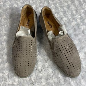 Earth w/ relief pod heels soft leather size 7.5 slip ons